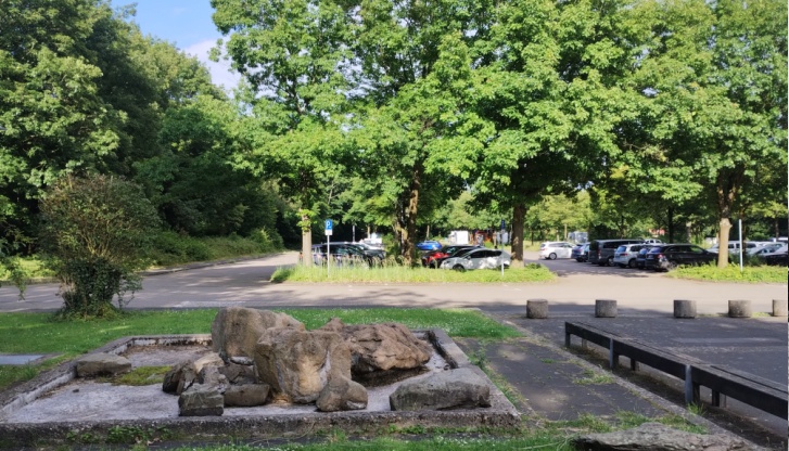 etwa Standort der ehem. Tonwarenfabrik, heute Parkplatz Kombibad